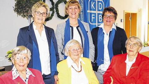 Seit Jahrzehnten dabei: Das Vorstandsteam des Frauenbundes Haßfurt mit (hinten von links) Rosi Eck, Monika Oeynhausen und Christa Schrenk ehrten (vorne von links) Therese Jüngling für 60 Jahre sowie Otti Klocksiem und Rosa Fuchs für 50 Jahre Mitgliedschaft.