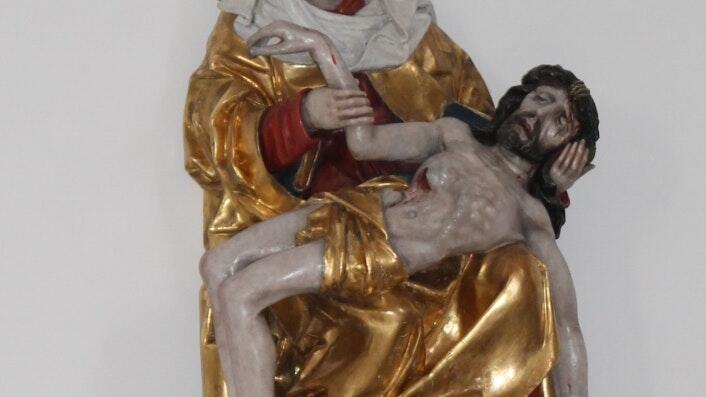 Das älteste Bildnis in der Kirche: die spätgotische Pieta aus der Zeit um 1500.