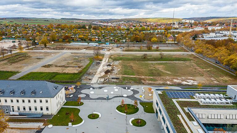 Insgesamt zehn Hektar Fläche soll die Landesgartenschau auf dem Gelände der ehemaligen Ledward Barracks neu gestalten. Im Bild vorne das neue Gebäude der FHWS.