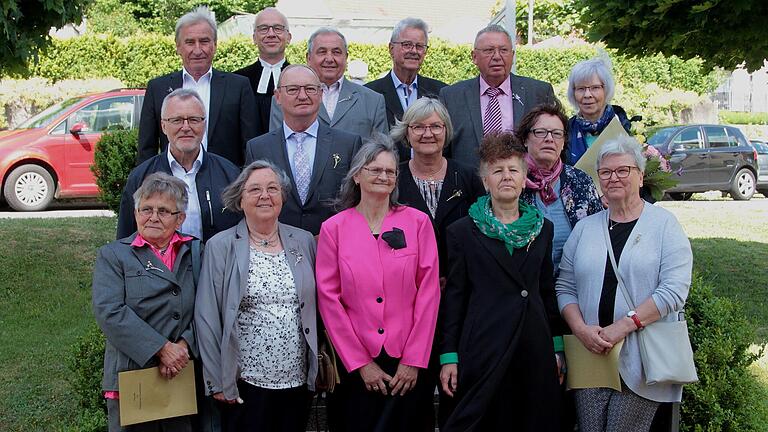 Diese Frauen und Männer haben vor 50, 60 oder 65 Jahren ja zu Gott und ihrem Glauben gesagt und feierten ihre Jubelkonfirmation mit Pfarrer Andreas Schlechtweg (hintere Reihe 2. von links) als ein Fest der Dankbarkeit.