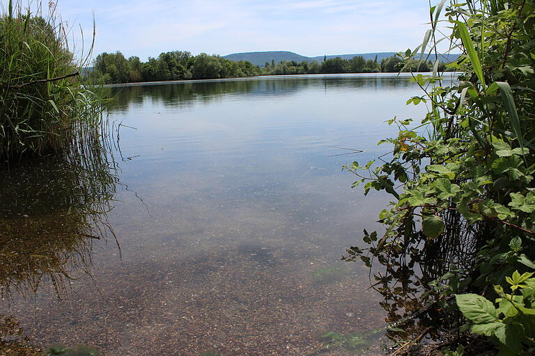 Der Kleidersee bei Augsfeld beeindruckt mit klarem Wasser und soll vor allem Karpfen beheimaten.