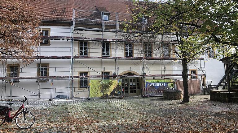 Das Bürgerspital von Gerolzhofen wird derzeit außen renoviert.