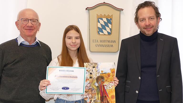 Mit Anastasia Karatieieva freuen sich Schulleiter Markus Knebel (rechts) und Vereinsvorstand Wolfgang Schubert über den erfolgreichen Schülerwettbewerb.