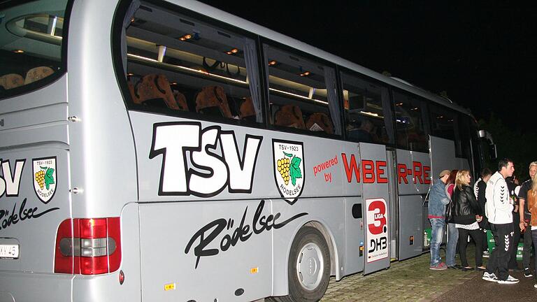 Keine zehn Jahre ist es her, da fuhr der TSV Rödelsee noch in der Dritten Liga Süd mit einen Bus mit Logo durch die Lande. Das Foto entstand 2015, als die Rödelseer beim TSV Friedberg den Klassenerhalt feierten.