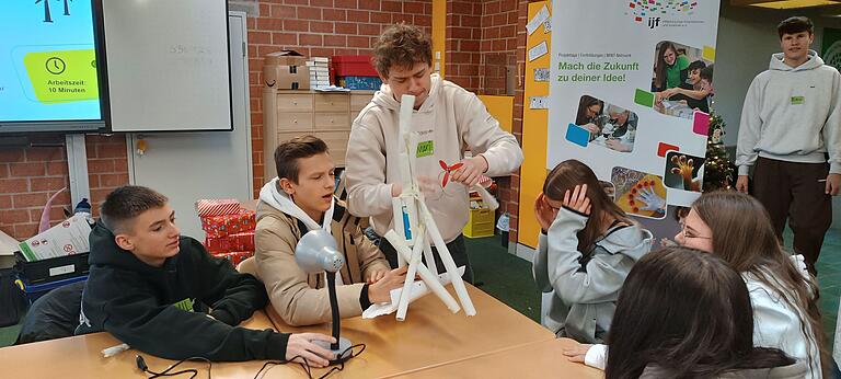 Schülerinnen und Schüler der Klassen 9 und 10 erlebten in spannenden Workshops das Thema Nachhaltigkeit hautnah. Schülerinnen und Schüler der Klassen 9 und 10 erlebten in spannenden Workshops das Thema Nachhaltigkeit hautnah.