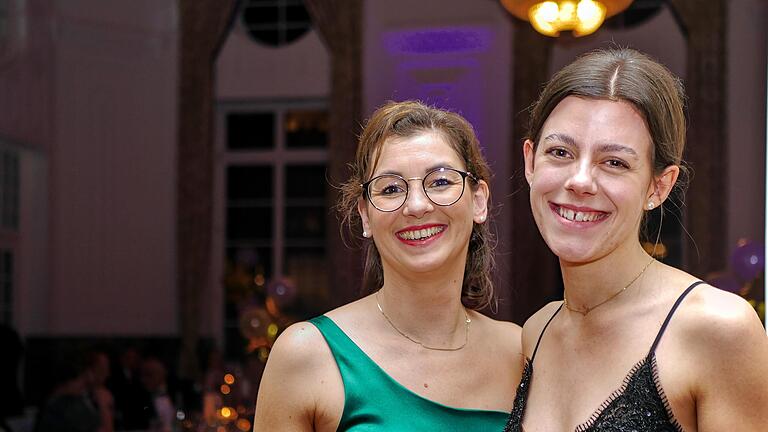 Die treibenden Kräfte hinter dem Rhöner Winterball: Jana Pringmann (links) und Marie Samer.       -  Die treibenden Kräfte hinter dem Rhöner Winterball: Jana Pringmann (links) und Marie Samer.
