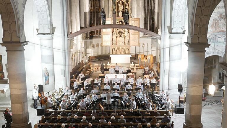 Das Heeresmusikkorps Veitshöchheim gab in der Münnerstädter Stadtpfarrkirche ein Benefizkonzert zugunsten der geplanten Kirchenrenovierung. Dass diese ansteht, konnten Musiker wie Besucher am Sicherheitsnetz erkennen, das den Kirchenraum  seit langem überspannt. Foto: Heike Beudert       -  Das Heeresmusikkorps Veitshöchheim gab in der Münnerstädter Stadtpfarrkirche ein Benefizkonzert zugunsten der geplanten Kirchenrenovierung. Dass diese ansteht, konnten Musiker wie Besucher am Sicherheitsnetz erkennen, das den Kirchenraum  seit langem überspannt. Foto: Heike Beudert