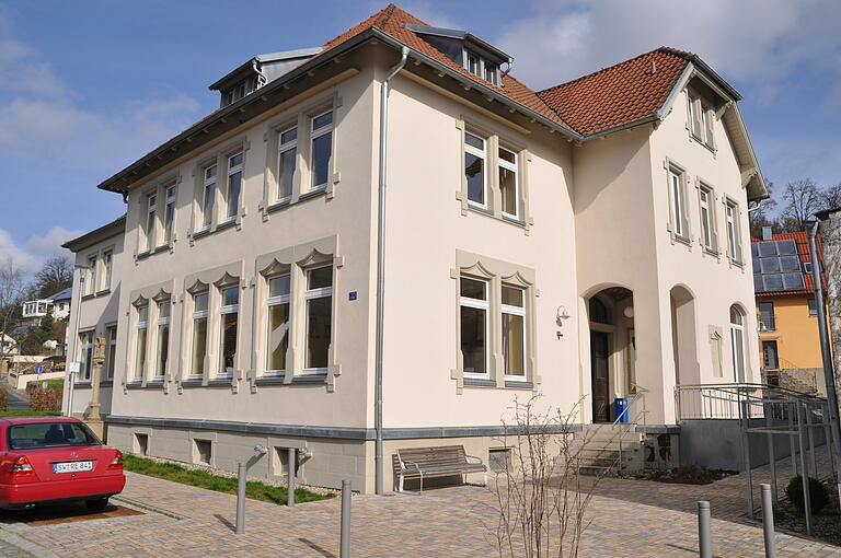 Das ehemalige Schulgebäude aus dem Jahr 1906 bietet als Bürgerhaus Möglichkeiten für Veranstaltungen der Dorfgemeinschaft. Das ehemalige Schulgebäude aus dem Jahr 1906 bietet als Bürgerhaus Möglichkeiten für Veranstaltungen der Dorfgemeinschaft. 