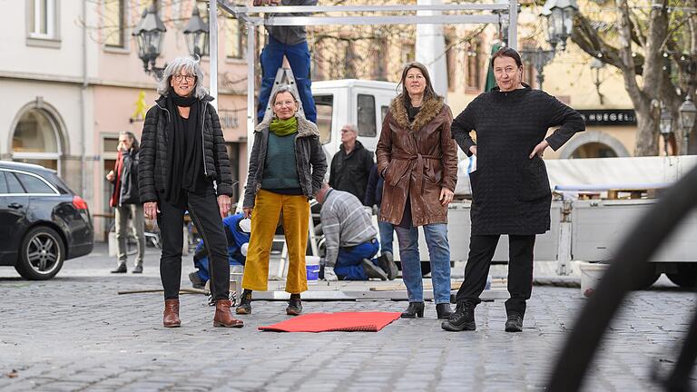 Die Künstlerinnen Evelin Neukirchen, Mechthild Hart,  Georgia Templiner und Gabriele Kunkel (von links) sind die Köpfe der Aktion 'Achtung! Kunstleerer Raum'. Im Hintergrund wird gerade am Marienplatz der Kubus&nbsp; aufgebaut, wo er bis 30. Juni stehen wird.