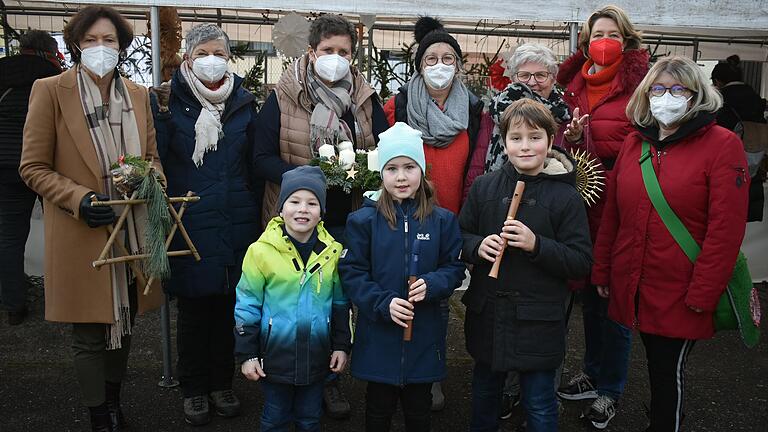 Viele Besucher kamen zum Benefiz-Nachmittag zu Gunsten der 'Sternstunden'. Auf dem Bild (von links): Christine Bender, Gisela Letsch, Claudia Ach, Lydia Schmitt, Irmgard Schaller, Dr. Anja Weisgerber und Beate Glotzmann. Vorne von links sind Noah Klein, Hanna Klein und Anton Frederik Leistner.