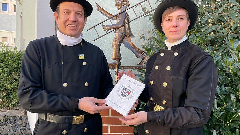 Innungs-Obermeister Benjamin Schreck ist stolz auf die erste Kaminkehrerin Unterfrankens mit eigenem Kehrbezirk.