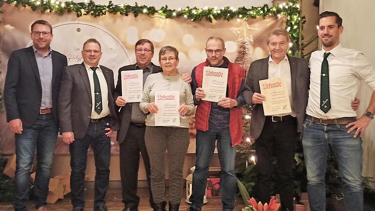 Ehrungen beim FC Holzkirchen (von links): Vorsitzender Mark Laudenbacher, Vorsitzender Michael Müller, Jürgen Hannaske, Irene Kohrmann, Alexander Huppmann, Dieter Rosenfeld, Vorsitzender Daniel Reinlein.