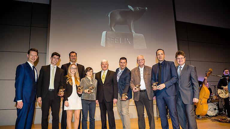 Bei der Sportgala von links: Sebastian Remelé (OB), Christopher Löffelmann (FC 05 - Bester Sportler), Katharina Winkler (RKV Solidarität - Mannschaft des Jahres), Lars Riedel (Ehrengast, Olympiasieger), Ulrike Zehner (AC 82 - Beste Sportlerin), Karl - Heinz Kauczok (Vorsitzender Stadtverband für Sport), Robert Höring (ERV - Besonders gute Jugendarbeit), Rudolf Sagstetter (TVO - Lebenswerk, Vater des Faustball - Erfolgs), Marcus Schmidt (TG 48 - Sonderpreis, Organisation Main - City - Run), Jürgen Montag (Sportreferent).