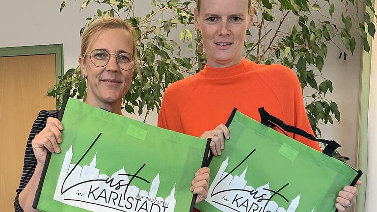200 dieser Einkaufstaschen, die Stadtmarketing-Managerin Susanne Keller (links) und Carolin Janke präsentieren, werden am Donnerstag beim Grünen Markt in Karlstadt verschenkt.