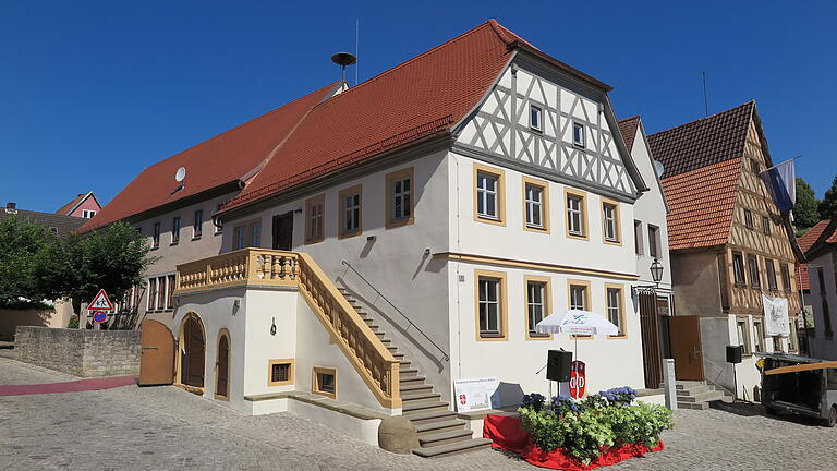 Das Wipfelder Rathaus stammt im Kern aus dem Jahr 1566, die markante Freitreppe wurde 1732 angebaut. Das Wipfelder Rathaus stammt im Kern aus dem Jahr 1566, die markante Freitreppe wurde 1732 angebaut.