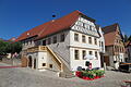 Das Wipfelder Rathaus stammt im Kern aus dem Jahr 1566, die markante Freitreppe wurde 1732 angebaut.