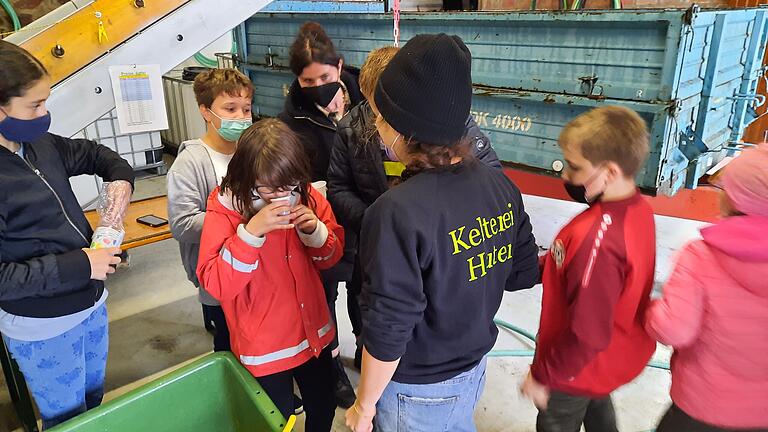 Die Schüler in der Kelterei Huter beim Probieren vom frischgepressten Apfelsaft. Die Schüler in der Kelterei Huter beim Probieren vom frischgepressten Apfelsaft.