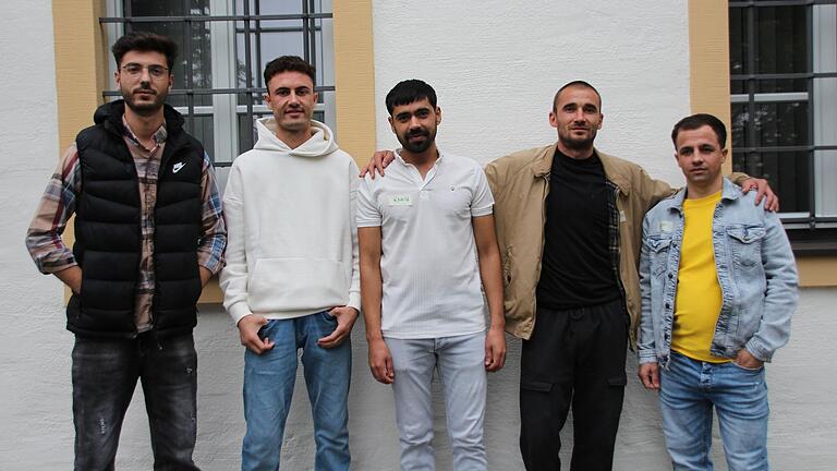 Auch Ismail Sediqi (von links), Abdul Wares Haiderzada und ihre Freunde&nbsp;Khalid, Zoirsho Mukhtozov und Abdul Rabi Tarni möchten sich hier in Deutschland ein neues Leben aufbauen.&nbsp;