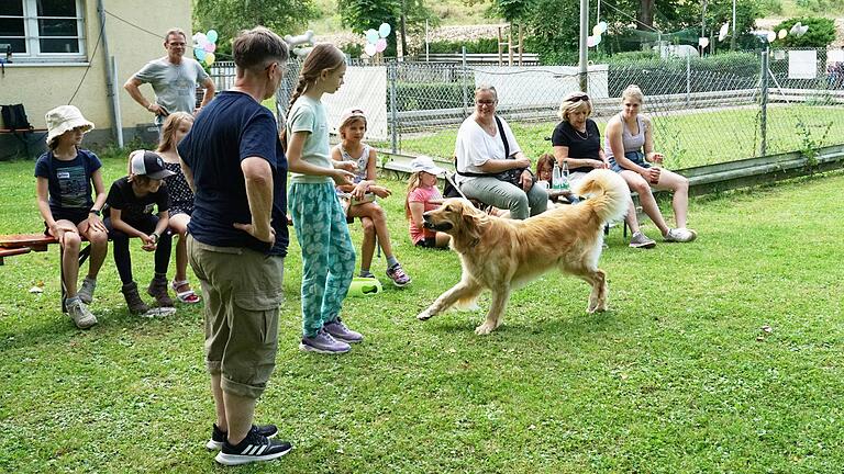 Die teilnehmenden Kinder probierten mit den Hunden verschiedene Übungen aus. Spielerisch wurden ihnen die Verhaltensweisen von Hunden durch die Mitglieder des AHV erläutert.