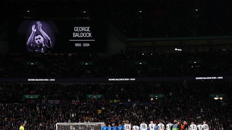 England - Griechenland       -  Vor dem Spiel gab es eine Schweigeminute für den verstorbenen George Baldock.