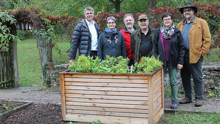 Dieses Projekt in Mellrichstadt hat Vorzeigecharakter: der Mehrgenerationen-Gemeinschafts-Waldgarten ist das Werk des Obst- und Gartenbauvereins mit Otto Sum und Renate Heimann (Vierter und Zweite von links) an der Spitze. Dieses Projekt in Mellrichstadt hat Vorzeigecharakter: der Mehrgenerationen-Gemeinschafts-Waldgarten ist das Werk des Obst- und Gartenbauvereins mit Otto Sum und Renate Heimann (Vierter und Zweite von links) an der Spitze.