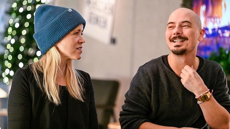 'Man muss erst gewisse Dinge im Leben durchmachen, bevor man darüber schreiben kann.' Carolin und Andi Obieglo im Gespräch. 'Man muss erst gewisse Dinge im Leben durchmachen, bevor man darüber schreiben kann.' Carolin und Andi Obieglo im Gespräch.