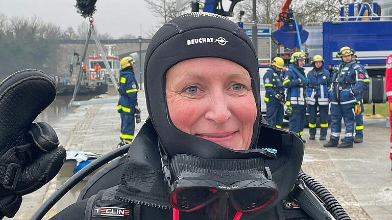 Erfolgreicher Tauchgang: Eva Riedel, Taucherin der Kitzinger Wasserwacht, hat gerade Bergeseile am versunkenen Fahrzeug angebracht. Erfolgreicher Tauchgang: Eva Riedel, Taucherin der Kitzinger Wasserwacht, hat gerade Bergeseile am versunkenen Fahrzeug angebracht.