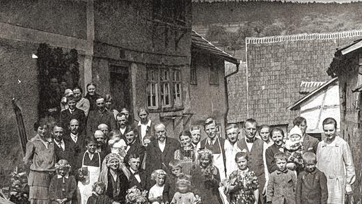 Ein Blick zurück: Auf diesem Foto aus den 1920er Jahren dient das Haus Posthof 6 in Oberwaldbehrungen, das beim Tag des offenen Denkmals gezeigt wurde, als Kulisse. Zu den abgebildeten Menschen konnte die jetzige Eigentümerin Friederike Berger nichts sagen. Ein Blick zurück: Auf diesem Foto aus den 1920er Jahren dient das Haus Posthof 6 in Oberwaldbehrungen, das beim Tag des offenen Denkmals gezeigt wurde, als Kulisse. Zu den abgebildeten Menschen konnte die jetzige Eigentümerin Friederike Berger nichts sagen.