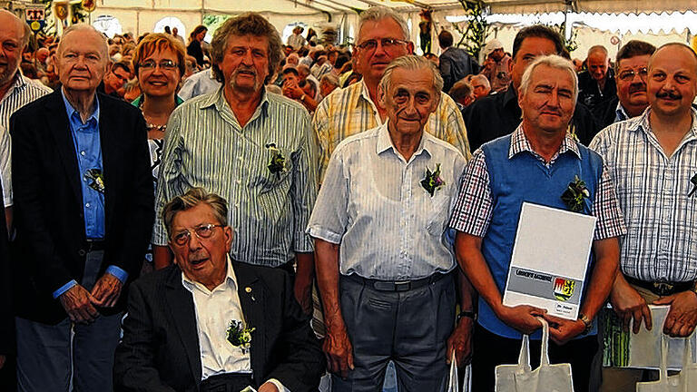 Herzliche Glückwünsche nahmen diese Männer entgegen, denn sie sind seit einem Vierteljahrhundert als Siebener unterwegs.