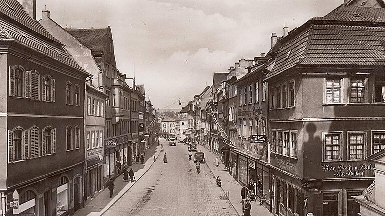 Peter Hofmann sammelt seit Jahren historische Bilder aus Schweinfurt, hier die Rückertstraße in der Innenstadt. Eine Auswahl der Fotos präsentiert er im Juli im Augustinum. PETER HOFMANN