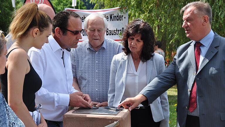 Vermessungsdirektor Erhard Glab (rechts) führte unter anderem Bürgermeisterin Helga Schmidt-Neder und Altlandrat Armin Grein den Referenzpunkt vor.