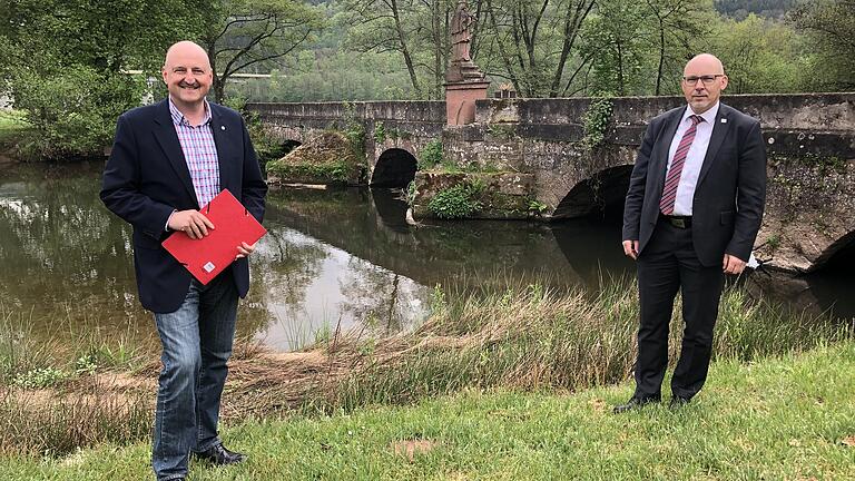 Die historische Sinnbrücke in Schaippach muss saniert werden. Gemündens Bürgermeister Jürgen Lippert (rechts) freut sich über die Förderung des Bundes, für die sich der Abgeordnete Bernd Rützel in Berlin eingesetzt hat.