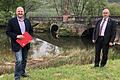 Die historische Sinnbrücke in Schaippach muss saniert werden. Gemündens Bürgermeister Jürgen Lippert (rechts) freut sich über die Förderung des Bundes, für die sich der Abgeordnete Bernd Rützel in Berlin eingesetzt hat.