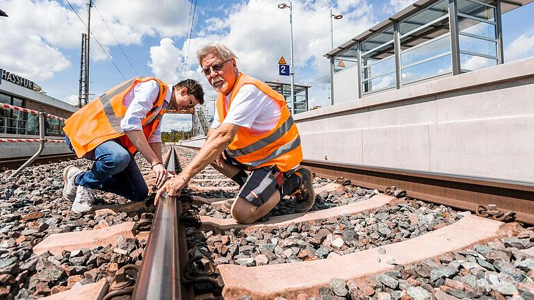 Ein letzter Kontrollblick: Projektleiter Daniel Spies (links) und Bernd Schulze, der leitende Bauüberwacher, begutachten am Haßfurter Bahnhof Gleis 2, das am Freitag freigegeben werden soll.