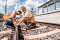 Ein letzter Kontrollblick: Projektleiter Daniel Spies (links) und Bernd Schulze, der leitende Bauüberwacher, begutachten am Haßfurter Bahnhof Gleis 2, das am Freitag freigegeben werden soll.