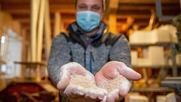 Der Volkacher Müller Ludwig Lippert zeigt frisch gemahlenes Getreide. In seiner kleinen Mühle kann er sich auf Aufträge mit geringen Mengen für spezielle Getreidearten einstellen.