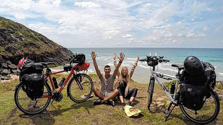 Mit ihrem Fahrrad bereist Hanna Full aus Ettleben gemeinsam mit ihrem Freund Nadiem der Weduwen die Welt, hier sind sie in Australien unterwegs. Bei ihrem Trip sammelt sie Spenden für Fahrräder für Afrika. Mit ihrem Fahrrad bereist Hanna Full aus Ettleben gemeinsam mit ihrem Freund Nadiem der Weduwen die Welt, hier sind sie in Australien unterwegs. Bei ihrem Trip sammelt sie Spenden für Fahrräder für Afrika.