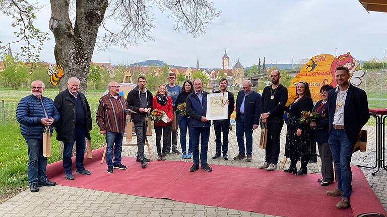 Die Geehrten (von links): Walter Hombach (Sessionsorden 2022), Manfred Goldkuhle (Sessionsorden 2022), Bert Heßdörfer (Ehrennadel in Silber), Julian Fleckenstein (Sessionsorden 2021), Eva Kraft (Ehrennadel in Silber), Andre Breidenbach (Auszeichnung für Förderer), Maria Scheb (Verdienstorden des FVF), Franz Kraft (Verdienstorden des MCV), Sitzungspräsident Andreas Kraft, Zweiter Gesellschaftspräsident Martin Kraft, Prinz Matthias I., Prinzessin Marie-Sophie I., Ingrid Ganzer vom FVF, Florian Haun (Sessionsorden 2021).