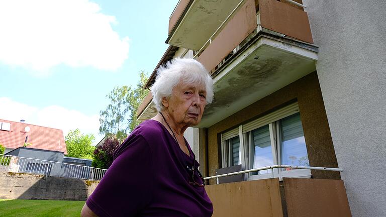 Brigitte R. lebt seit bald 60 Jahren in der Berliner Straße 31. Ihr Balkon im ersten Stock wurde nun vom Vermieter gesperrt, wie alle anderen der Immobilie.