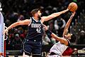 Washington Wizards - Dallas Mavericks       -  Maxi Kleber (l) überzeugte beim Sieg der Dallas Mavericks bei den Washington Wizards vor allem defensiv.