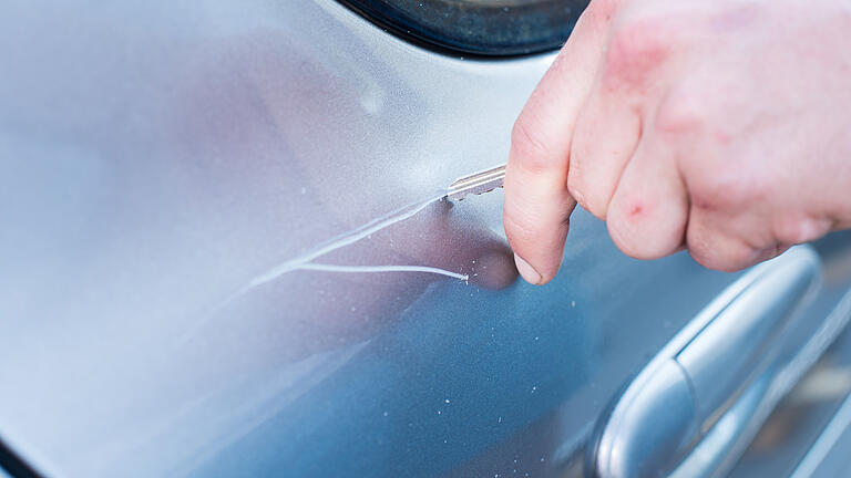 Autokratzer Symbolbild - Auto zerkratzt, Lackkratzer, Schlüssel, Beschädigung, Symbolbild Autokratzer Symbolbild - Auto zerkratzt, Lackkratzer, Schlüssel, Beschädigung, Symbolbild