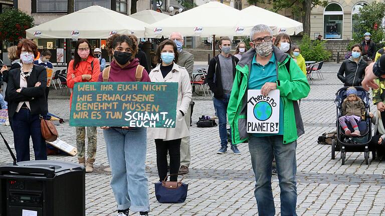 Aktivisten von Fridays for Future bei einer Demonstration am Schweinfurter Marktplatz. Die Bewegung ist auch in Schweinfurt aktiv und fordert schon lange, dass Stadt und Landkreis sich stärker beim Klimaschutz engagieren. Aktivisten von Fridays for Future bei einer Demonstration am Schweinfurter Marktplatz. Die Bewegung ist auch in Schweinfurt aktiv und fordert schon lange, dass Stadt und Landkreis sich stärker beim Klimaschutz engagieren.