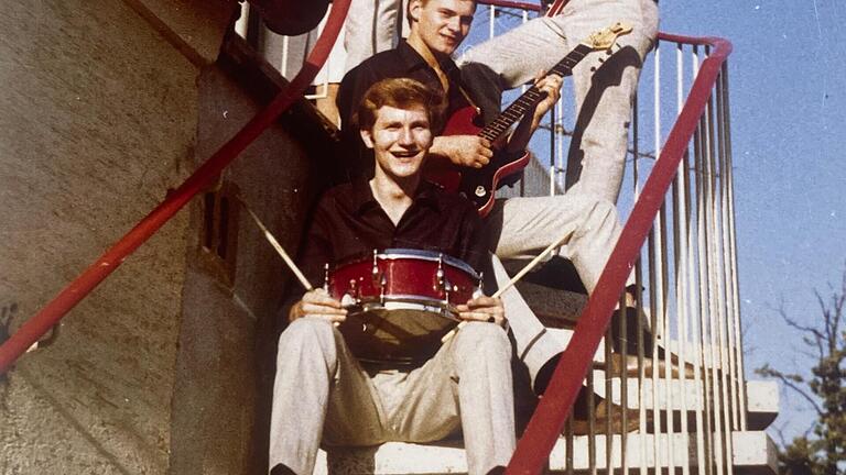 Die Band 'Les Petits' auf der Treppe hinter dem Tanzcafé Schüßler (ganz oben Manny Kunz) mit Groupies. Die Band 'Les Petits' auf der Treppe hinter dem Tanzcafé Schüßler (ganz oben Manny Kunz) mit Groupies.