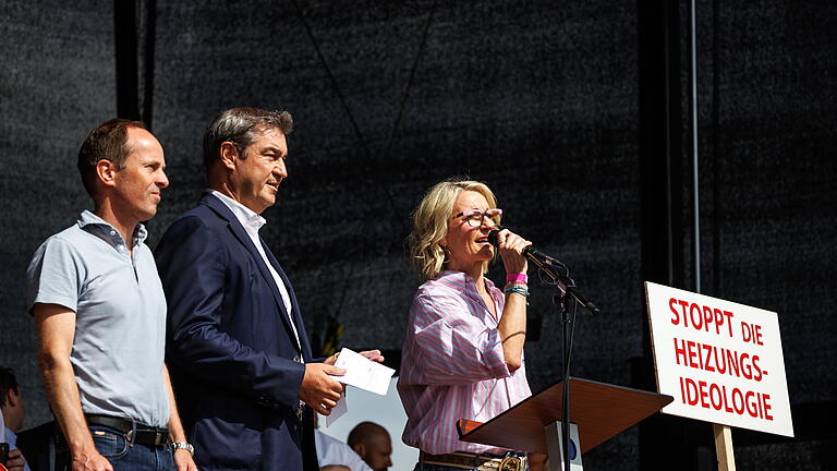 Demonstration gegen Klima-Politik der Ampelregierung.jpeg       -  Gar nicht lustig: In Erding war Monika Gruber mit Ministerpräsident Markus Söder (Zweiter von links) auf einer Bühne, um gegen 'Heizungsideologie' zu protestieren.