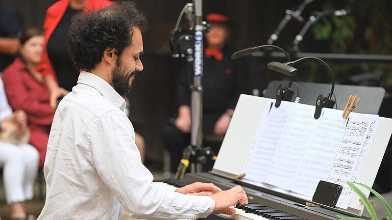 Gervasio Ledesma am Klavier beim Konzert 'Argentinischer Sommerabend' in Schloss Zeilitzheim.