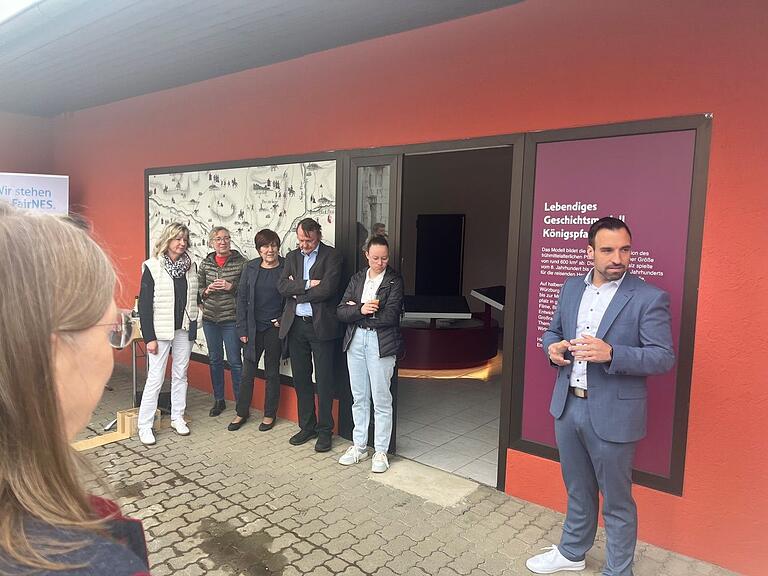 Begrüßung durch Bürgermeister Michael Werner mit Kulturreferentin Anne Zeisner (links), Kreisheimatpflegerin Dr. Sabine Fechter (2.v.l.), Kreisarchivpfleger Reinhold Albert (4.v.l.), Lea Schmöger, Uni Würzburg (2.v.r.)