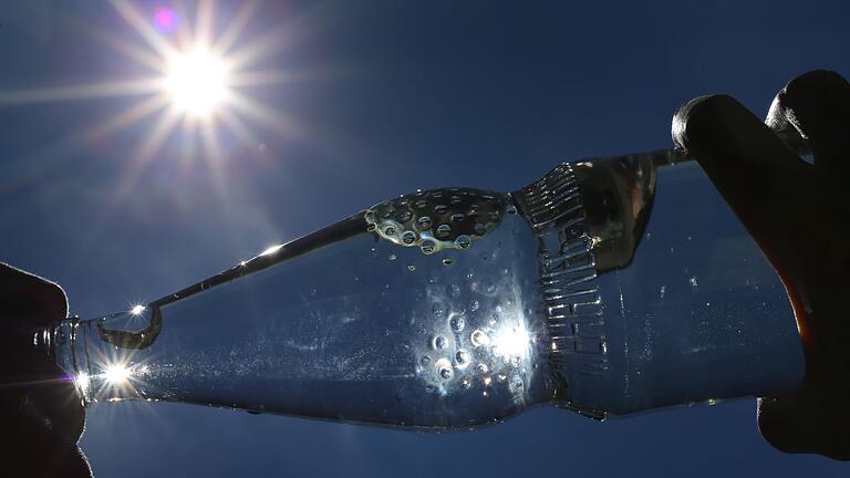 Eine Frau trinkt Mineralwasser aus einer Flasche.jpeg       -  Öko Test hat Sprudelwasser unter die Lupe genommen.