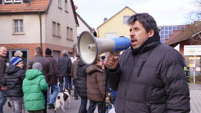 Demo für Umgehung       -  Lautstark protestierten am Freitag (14.2.14) in Unterpleichfeld (Kreis Würzburg) für eine Verkehrsberuhigung in dem Ort sowie in Bergtheim, Opferbau und Eßleben. Die Veranstalter sprachen von 300 Demonstranten, die Polizei von 130. Durch die genannten Dörfer führt die Bundesstraße 19 (Würzburg-Schweinfurt).