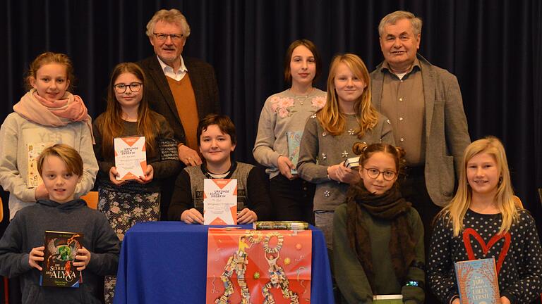 Sie nahmen erfolgreich am Vorlesewettbewerb des Egbert-Gymnasiums teil (hinten von links): Paula Iff, Anna-Lena Harth, Organisator Dr. Herbert Müller, Katharina Müller, Lotta Wagner und Schulleiter Robert Scheller; (vorne von links) Julian Legron, Sieger Veit Lang, Teresa Nuber und Florentina Nestler.