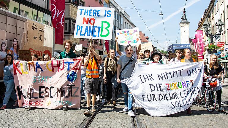 Von 1000 Demonstranten zu Beginn wuchs der letzte 'Fridays for Future'-Zug am 24. Mai auf über 2000 Teilnehmer an.